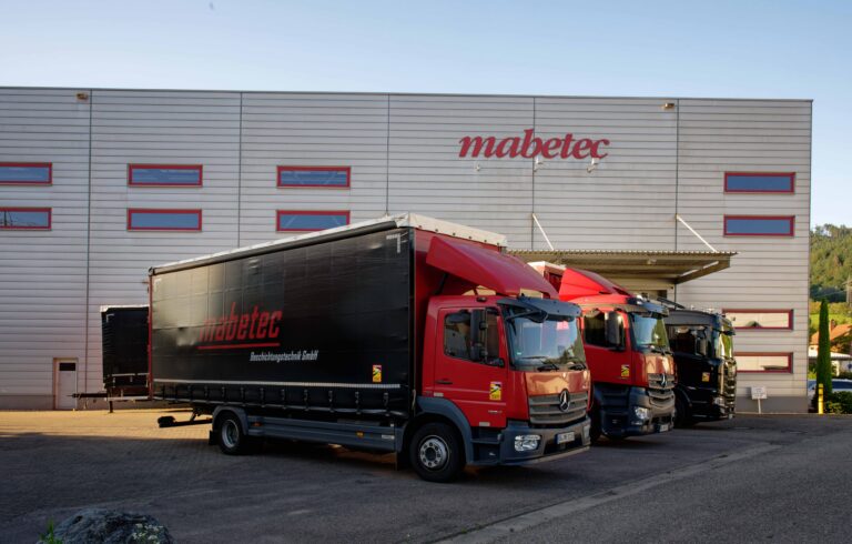Firmengelände von mabetec in Haslach mit drei Lkw