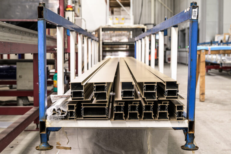 Lagerregal mit Aluminium-Dielen im Werk von mabetec
