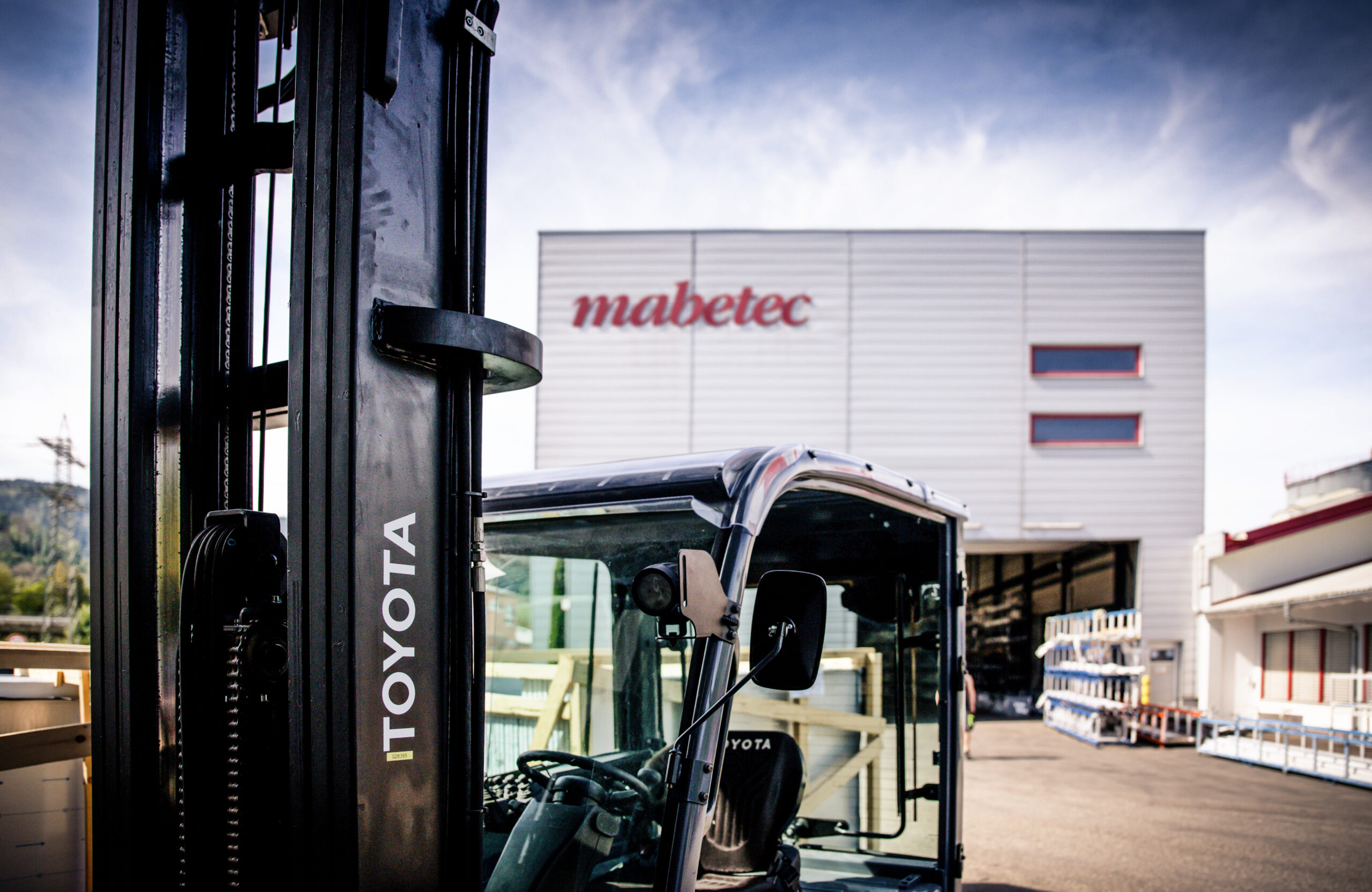 Gabelstapler vor der Halle von mabetec in Haslach