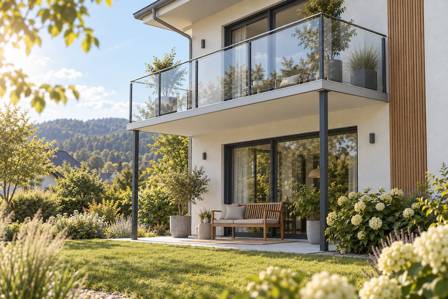 Vorgestellter Balkon auf zwei schlanken Stahlstützen mit Glasgeländer an der Gartenseite eines Hauses