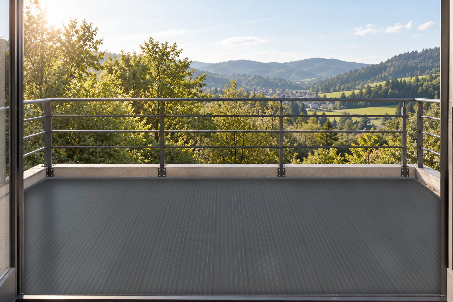 Derselbe Balkon nach der Sanierung mit dunkelgrauen AluTeck-Aluminiumdielen, die von der Hauswand zum Geländer laufen